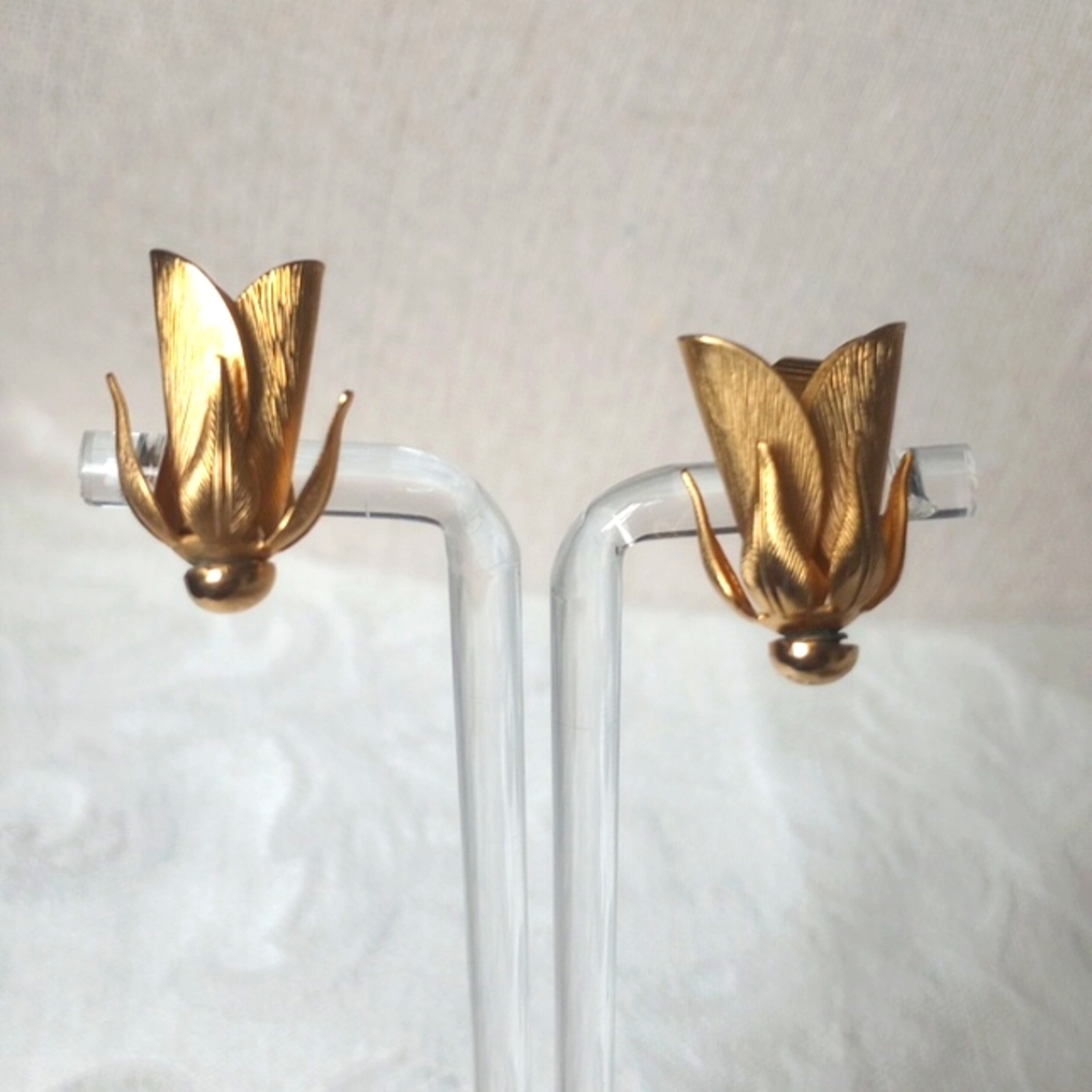 Vintage Textured Tulip Flower 3D Gold Tone Clip On Earrings